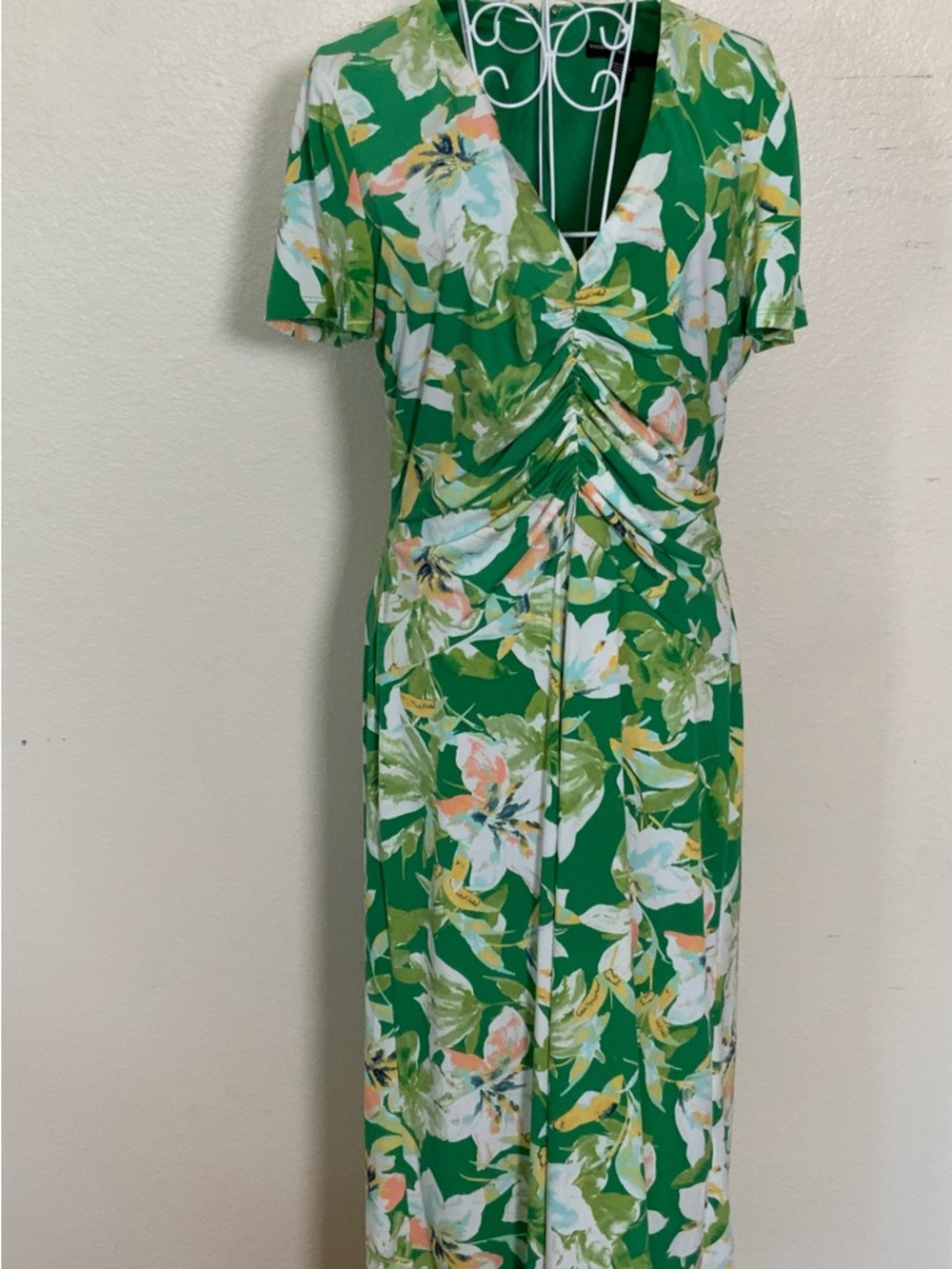 Maggy London Green Floral Ruched V‑Neck Midi Dress - Picture 2 of 9